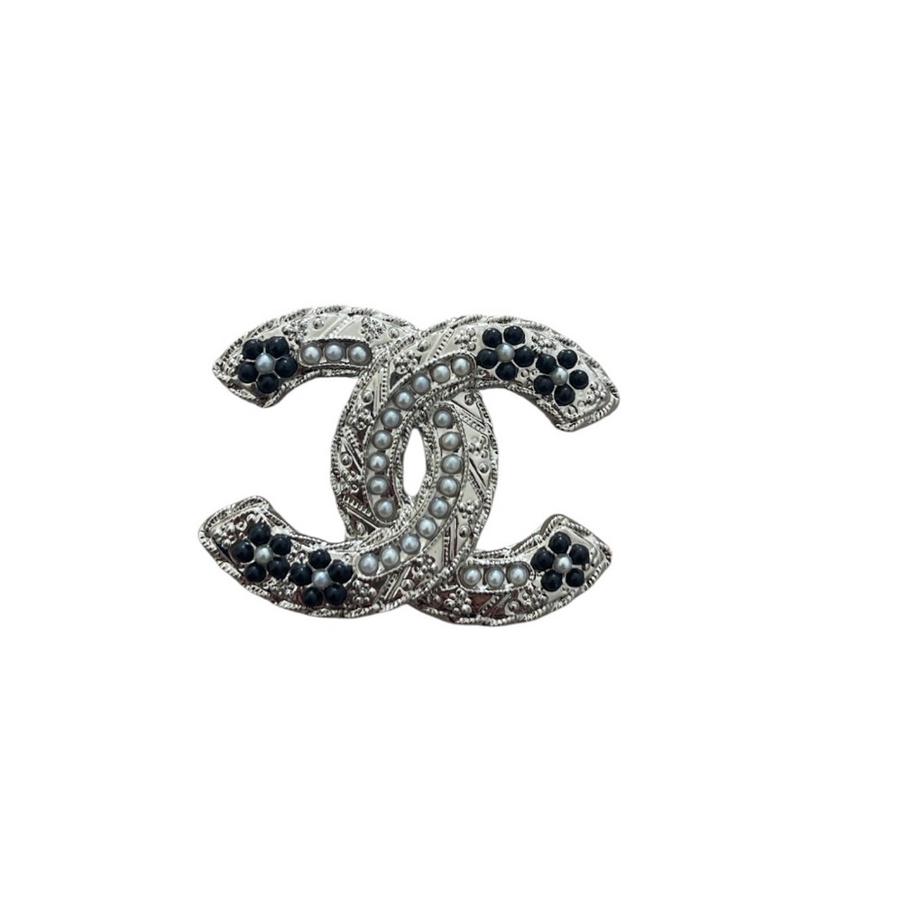 Fashion brooches